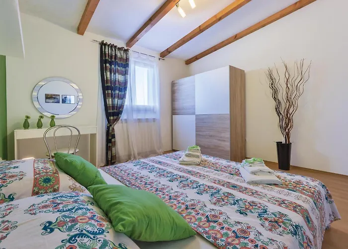 Apartment Beautiful In Pula
