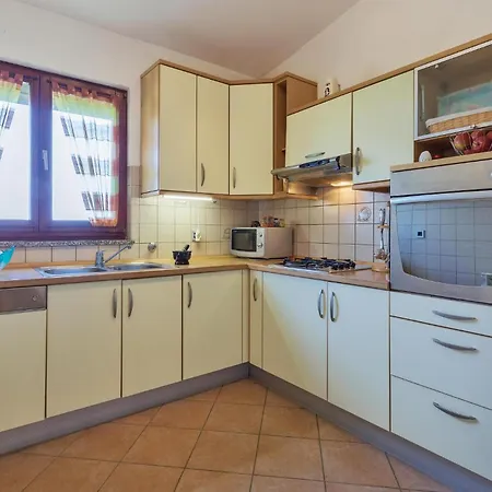 아파트 Awesome Apartment In Pula